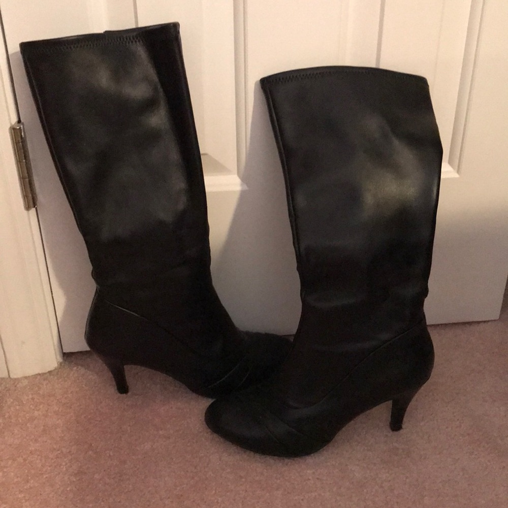 Unlisted black boots